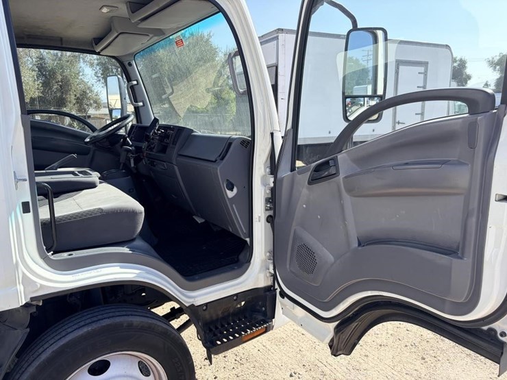 2015-isuzu-npr-image-14