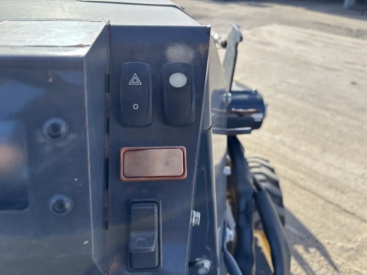 2018-deere-210lep-image-35