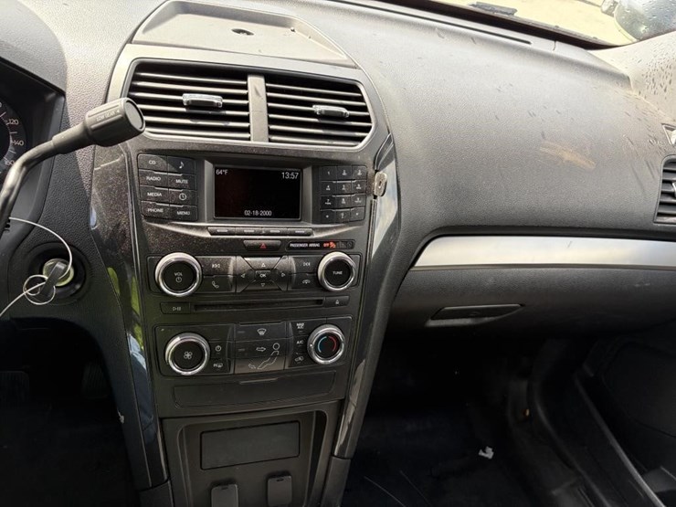 2017-ford-explorer-image-16