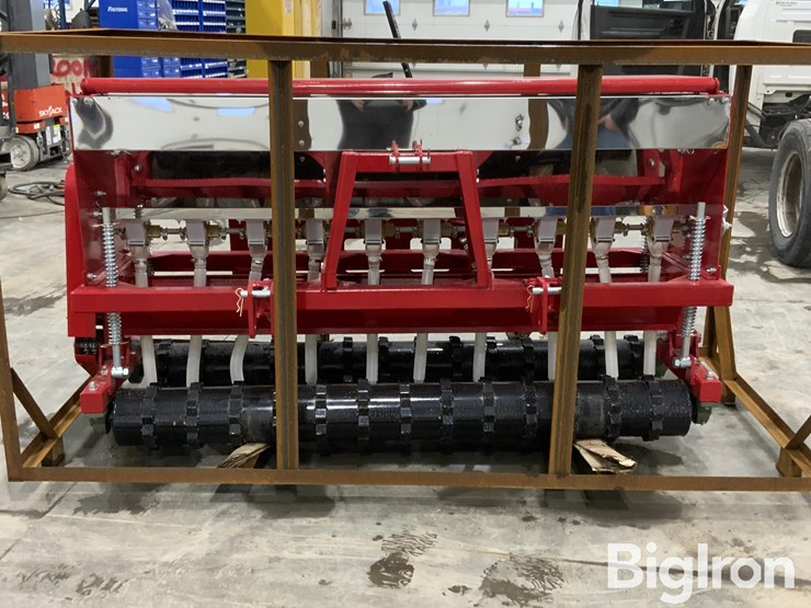 2025-massey-ferguson-730-image-2