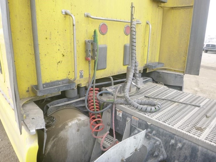 2024-peterbilt-579-image-10