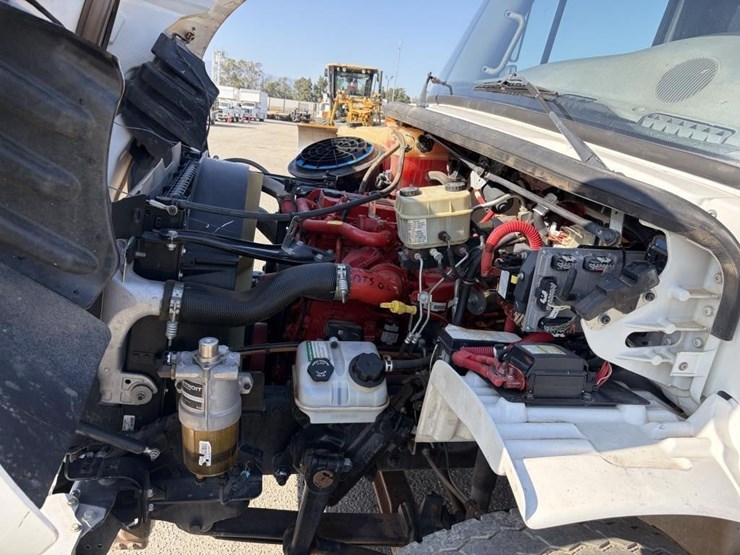 2018-freightliner-m2-106-image-6