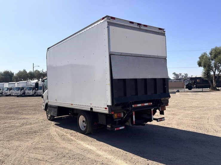 2015-isuzu-npr-image-4