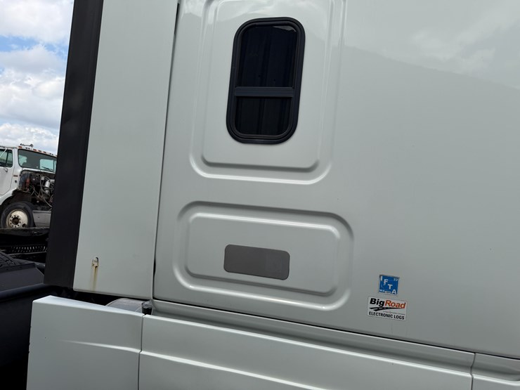 2018-freightliner-122sd-image-48