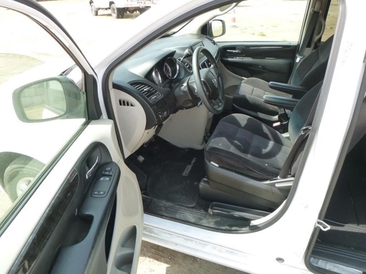 2014-dodge-grand-caravan-image-12