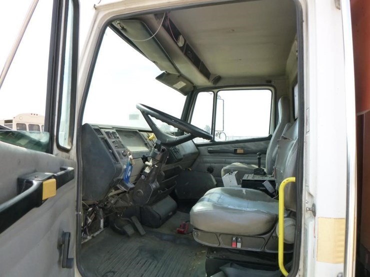 2001-freightliner-fl70-image-7