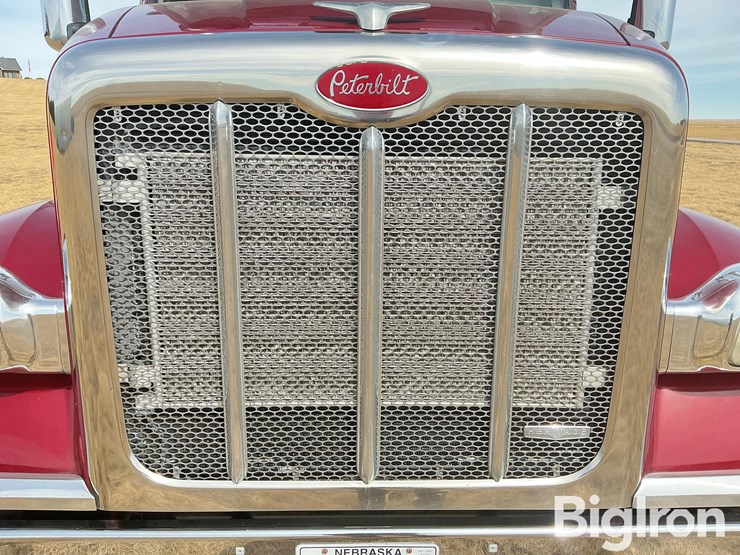 2017-peterbilt-567-image-11
