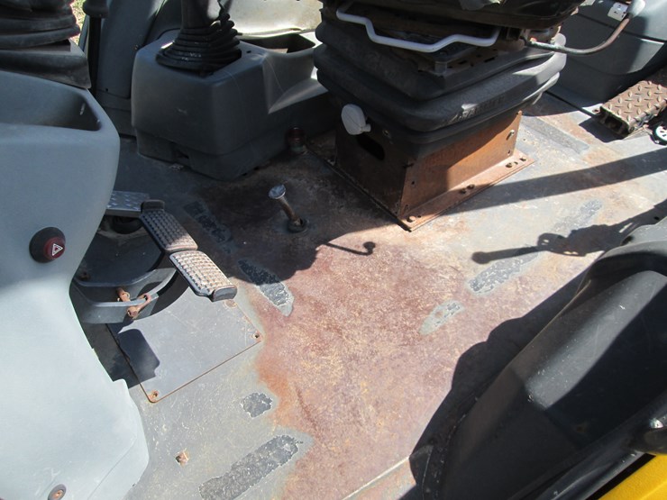 new-holland-b95b-image-34