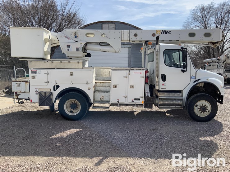 2010-freightliner-m2-106-image-4