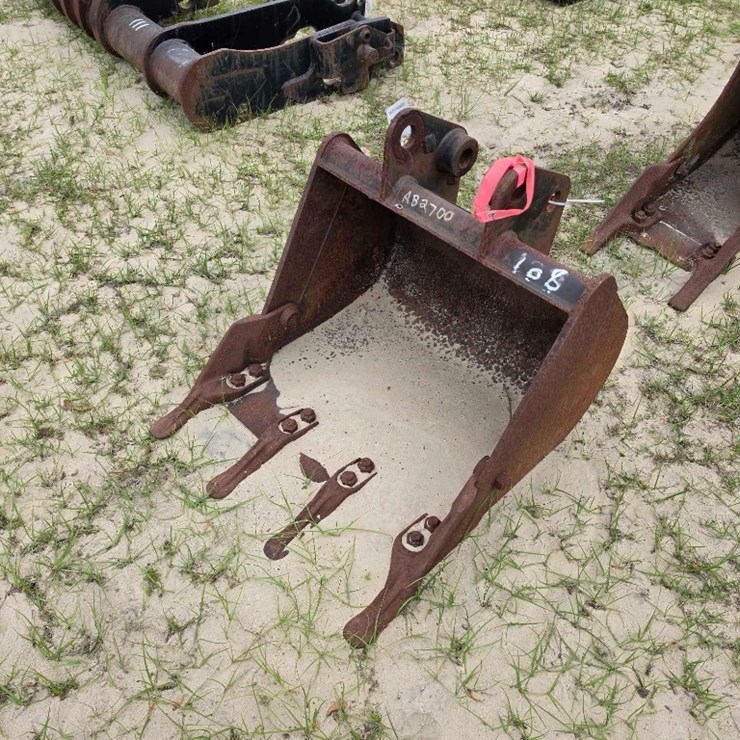 108 - USED 24" JCB BUCKET
