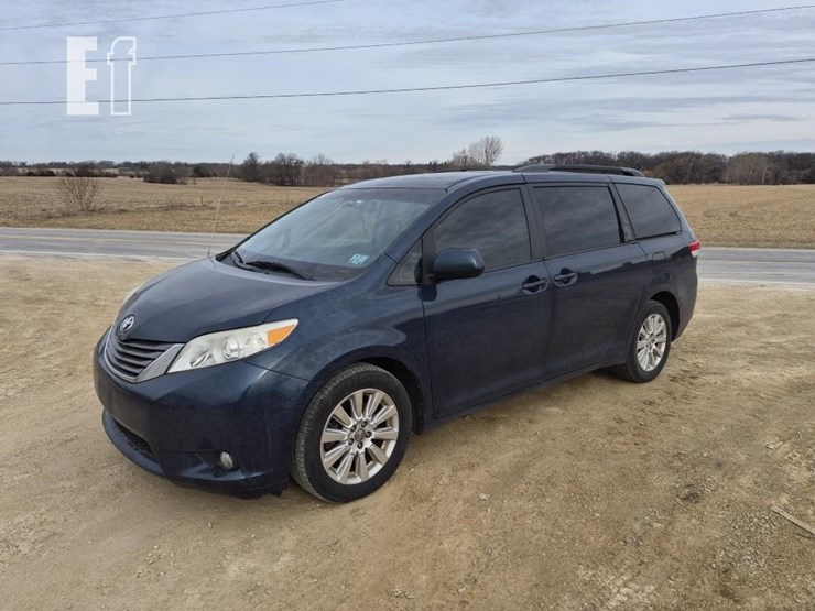 2011-toyota-sienna-image-1
