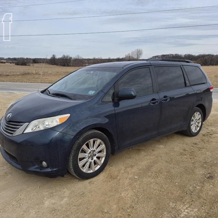 2011 TOYOTA SIENNA