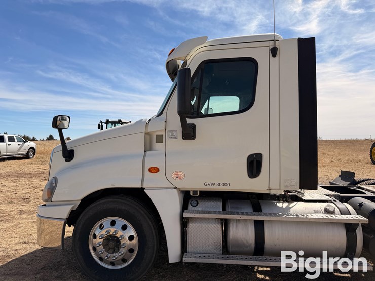2015-freightliner-cascadia-125-image-9