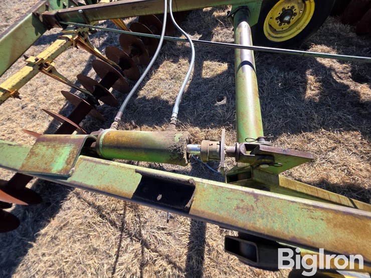 john-deere-330-image-10