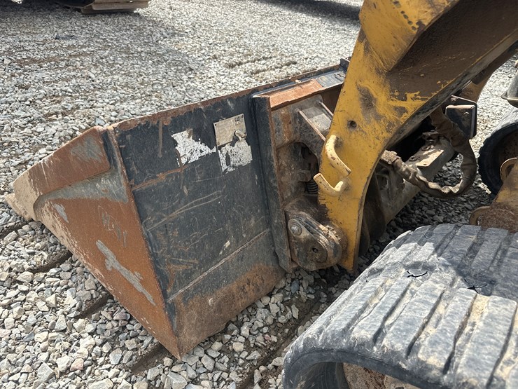 2017-caterpillar-239d-image-28