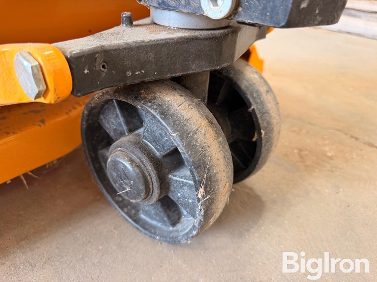 4400-lb.-capacity-pallet-jack-image-8