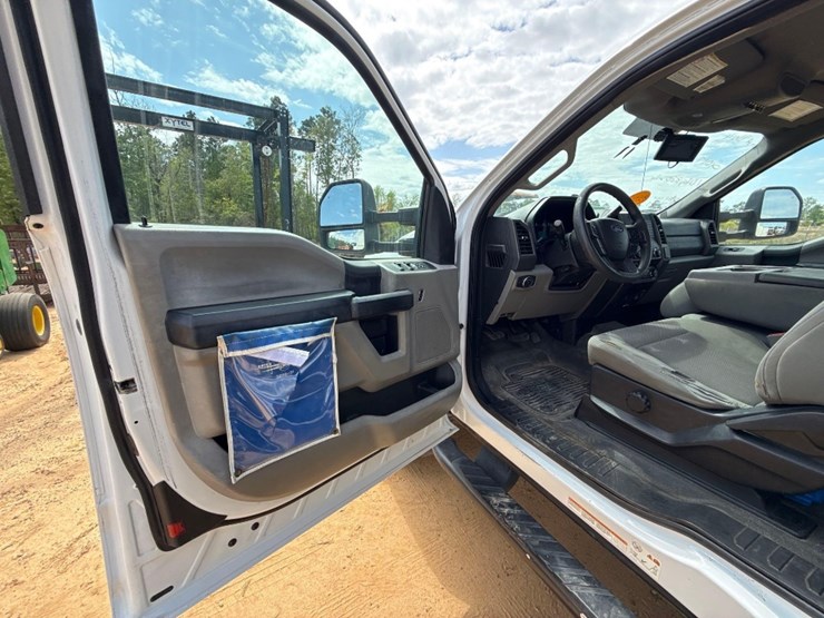 2017-ford-f550-xl-image-16