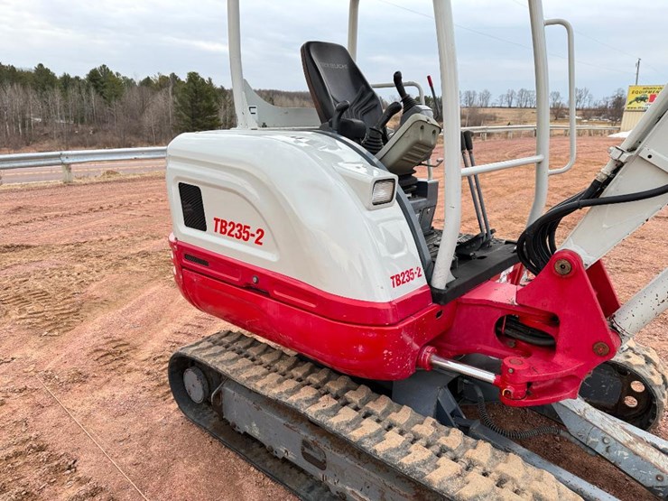 takeuchi-tb235-2-image-16