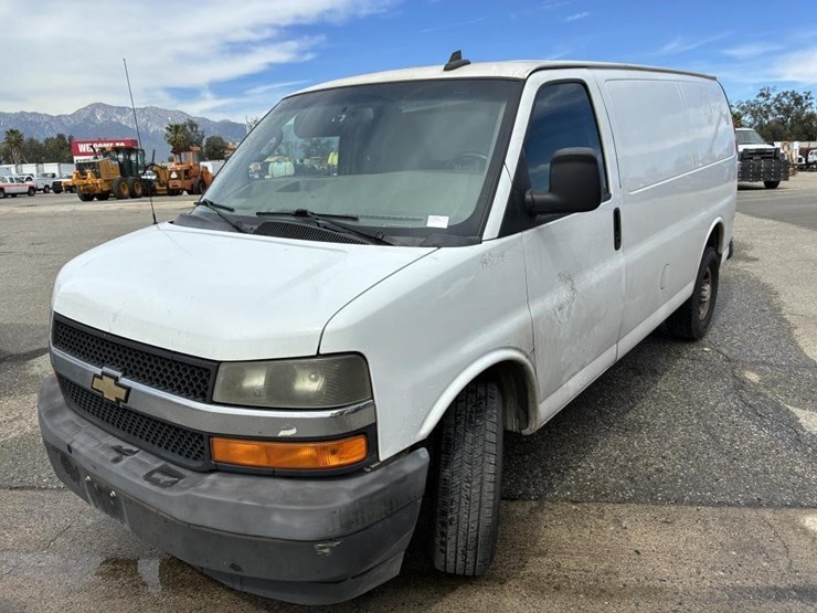2018-chevrolet-express-2500-image-1