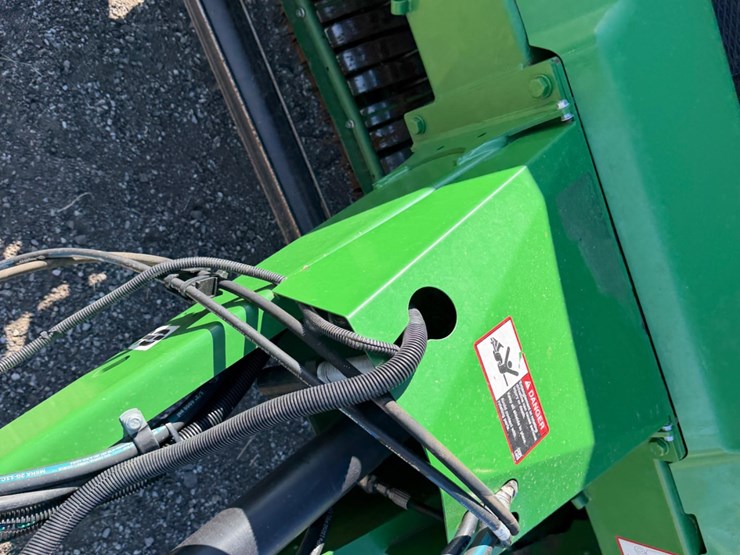 2022-john-deere-560m-image-13