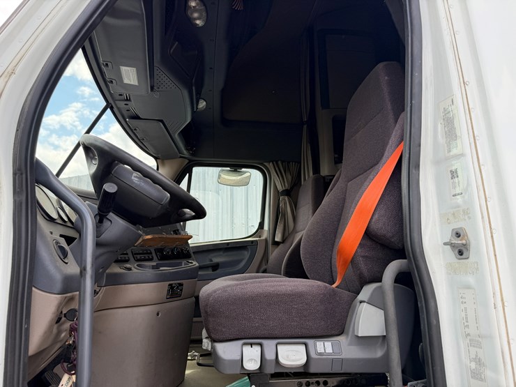2018-freightliner-122sd-image-75