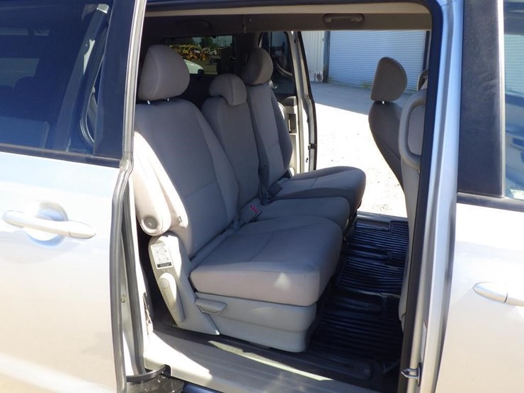 2016-kia-sedona-image-8