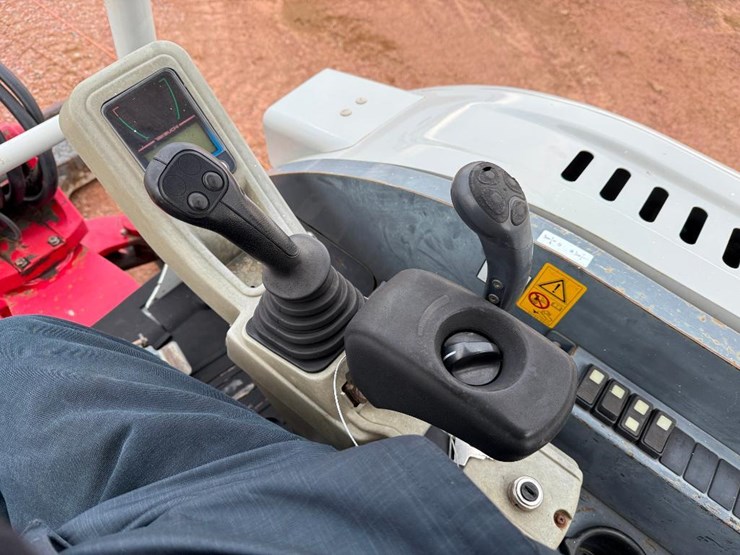 takeuchi-tb235-2-image-49