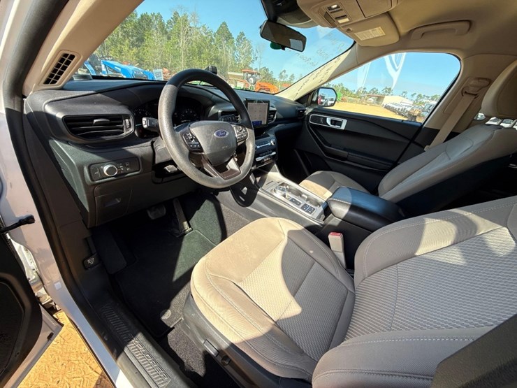 2020-ford-explorer-image-14