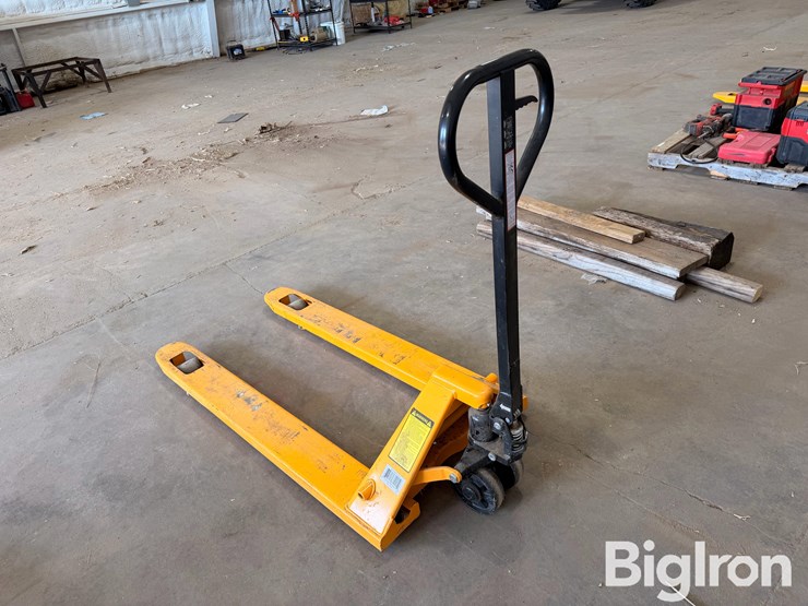 4400-lb.-capacity-pallet-jack-image-4