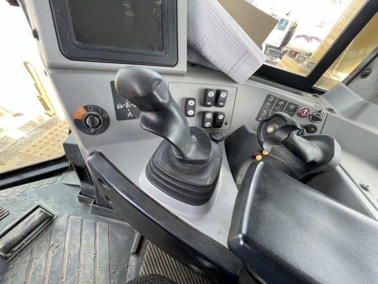 2015-caterpillar-d8t-image-51