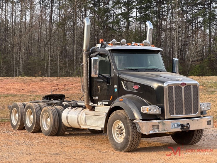 2019-peterbilt-567-image-1