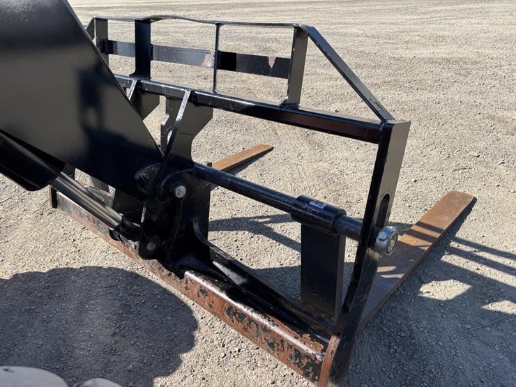 2016-jlg-8042-image-12