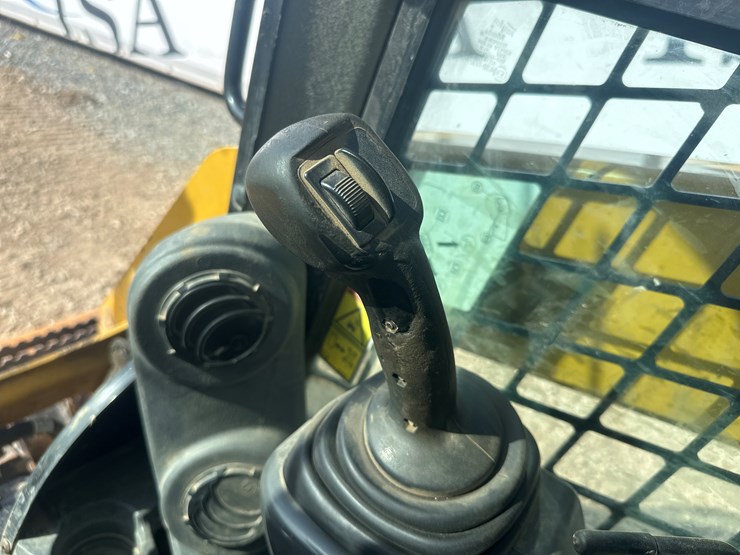 2017-caterpillar-239d-image-34