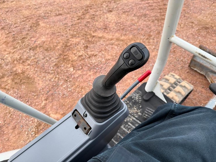 takeuchi-tb235-2-image-52