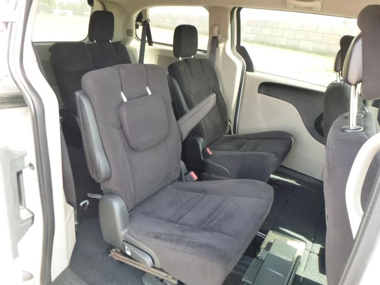 2014-dodge-grand-caravan-image-25