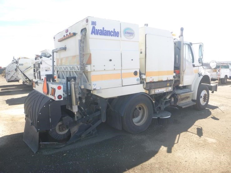 2017-freightliner-m2-106-image-3