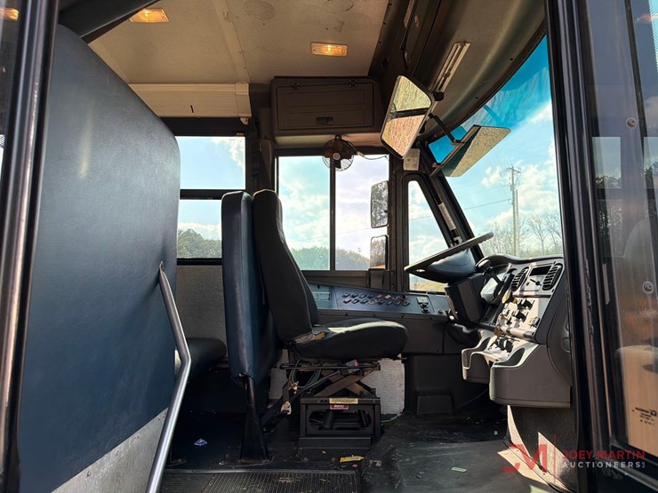 2008-thomas-saf-t-liner-c2-image-12