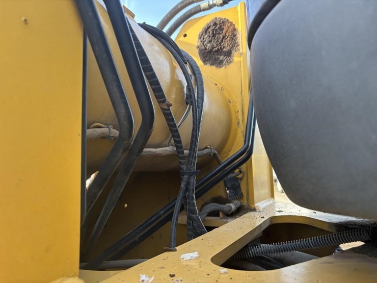 2005-deere-624j-image-30