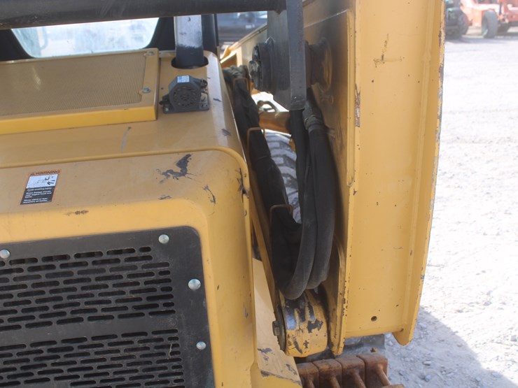 john-deere-325-image-18