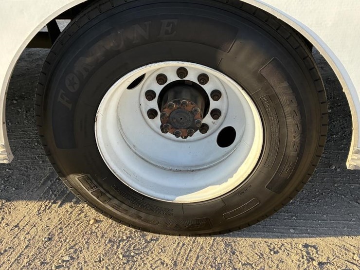 2013-ford-f650-xlt-image-8