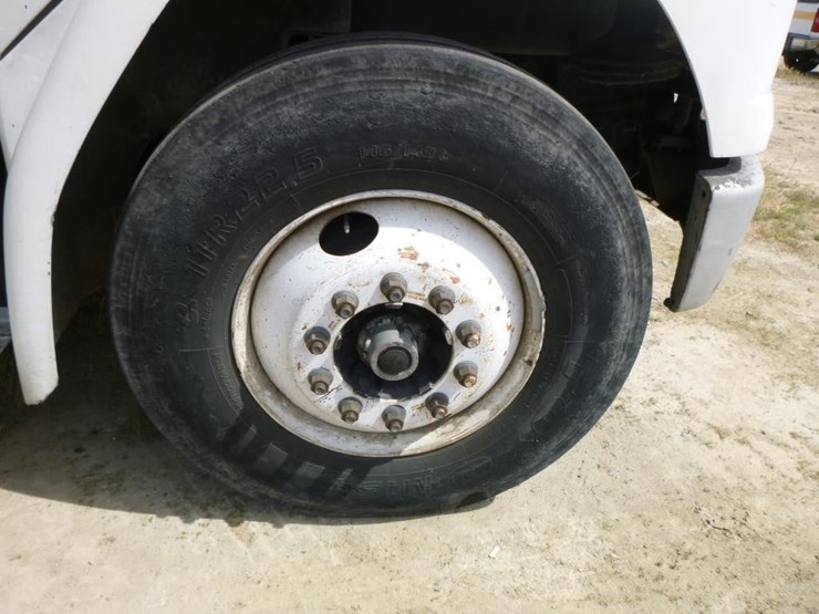 2001-freightliner-fl70-image-37