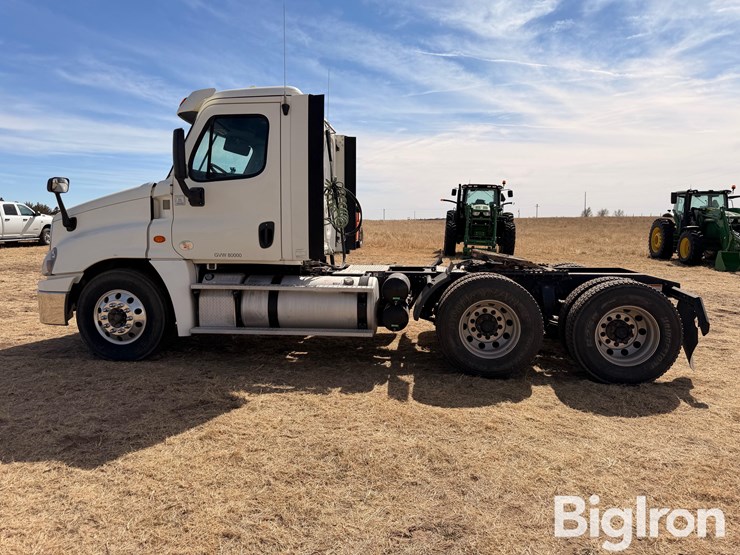 2015-freightliner-cascadia-125-image-8
