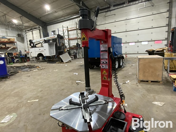 2025-massey-ferguson-730-image-14