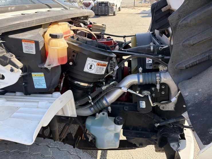 2018-freightliner-m2-106-image-8