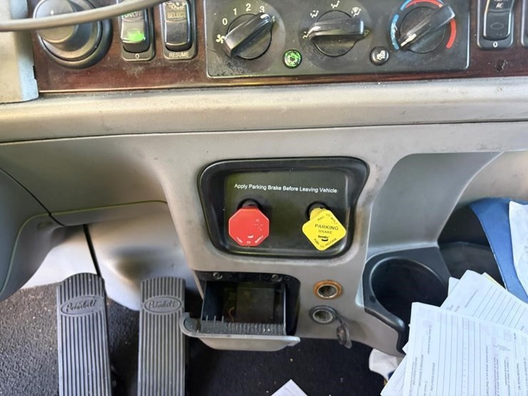 2017-peterbilt-389-image-31