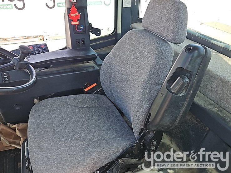 2017-deere-624k-image-25