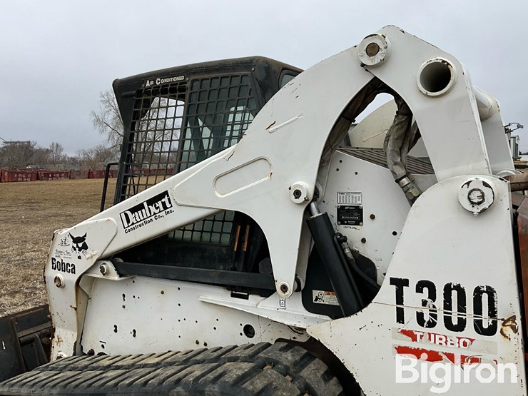 2004-bobcat-t300-image-11