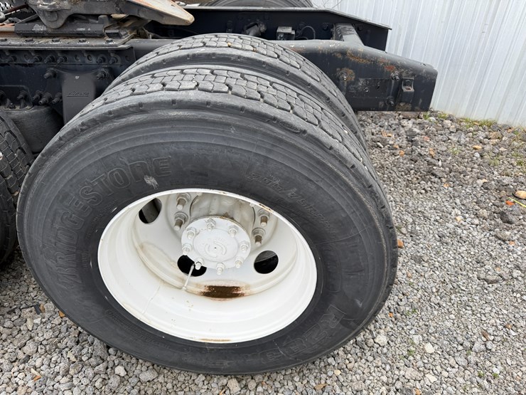 2018-freightliner-122sd-image-6