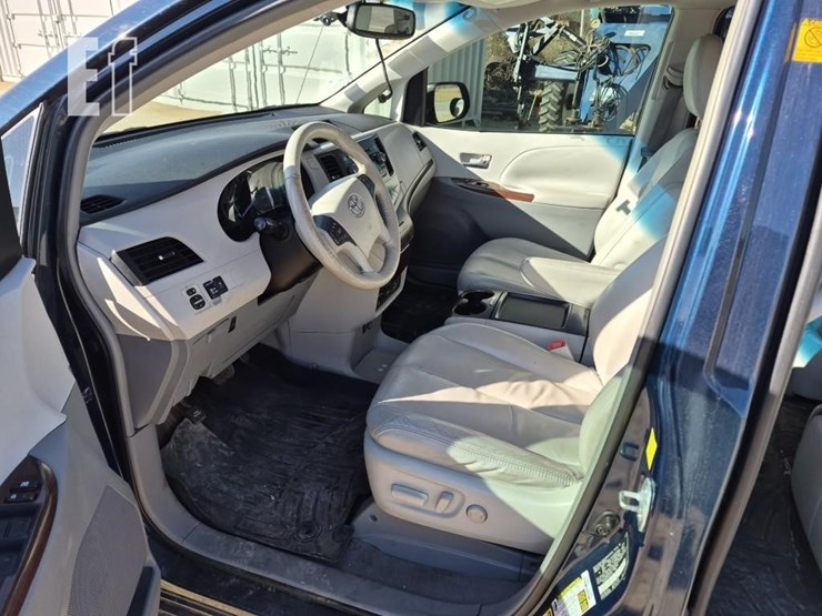 2011-toyota-sienna-image-12