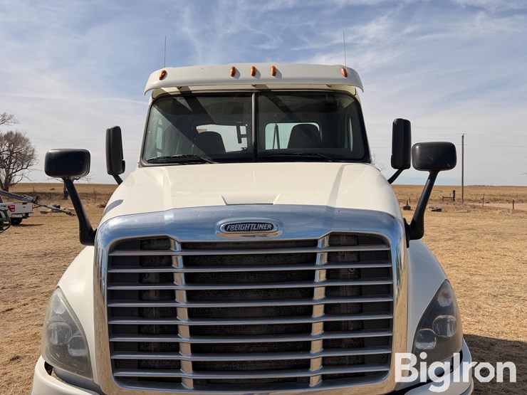 2015-freightliner-cascadia-125-image-11